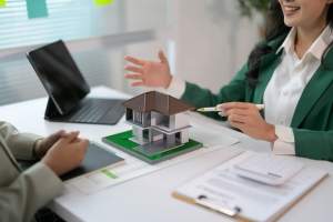 real-estate-agent-discussing-property-investment-w-2025-01-10-13-33-29-utc (1)